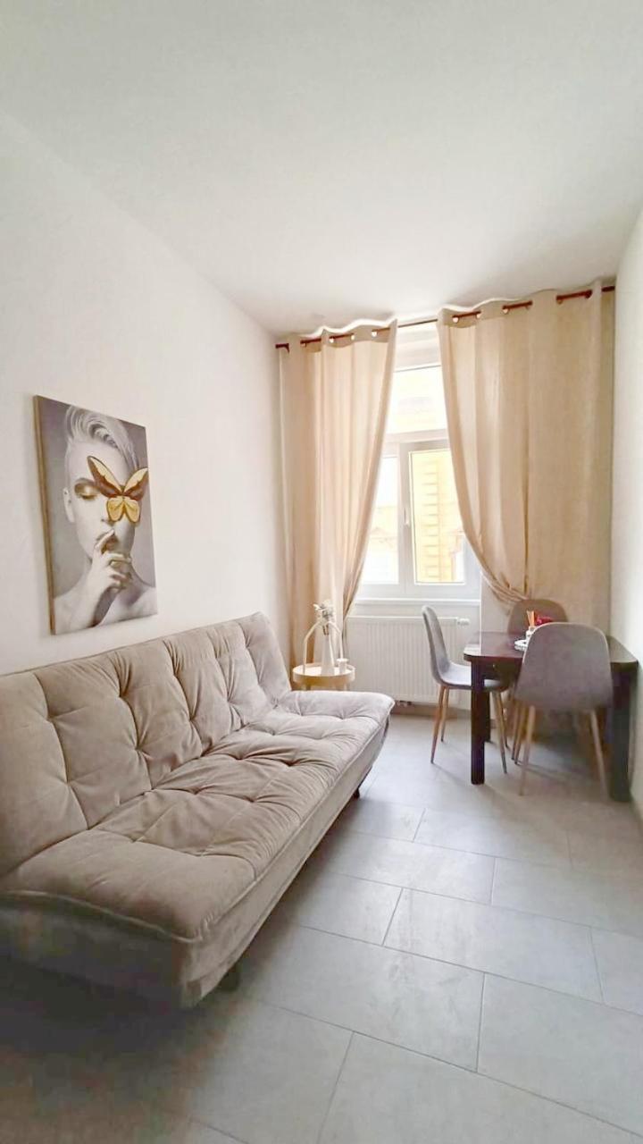 Family Apartment Mz27 Wina Bagian luar foto